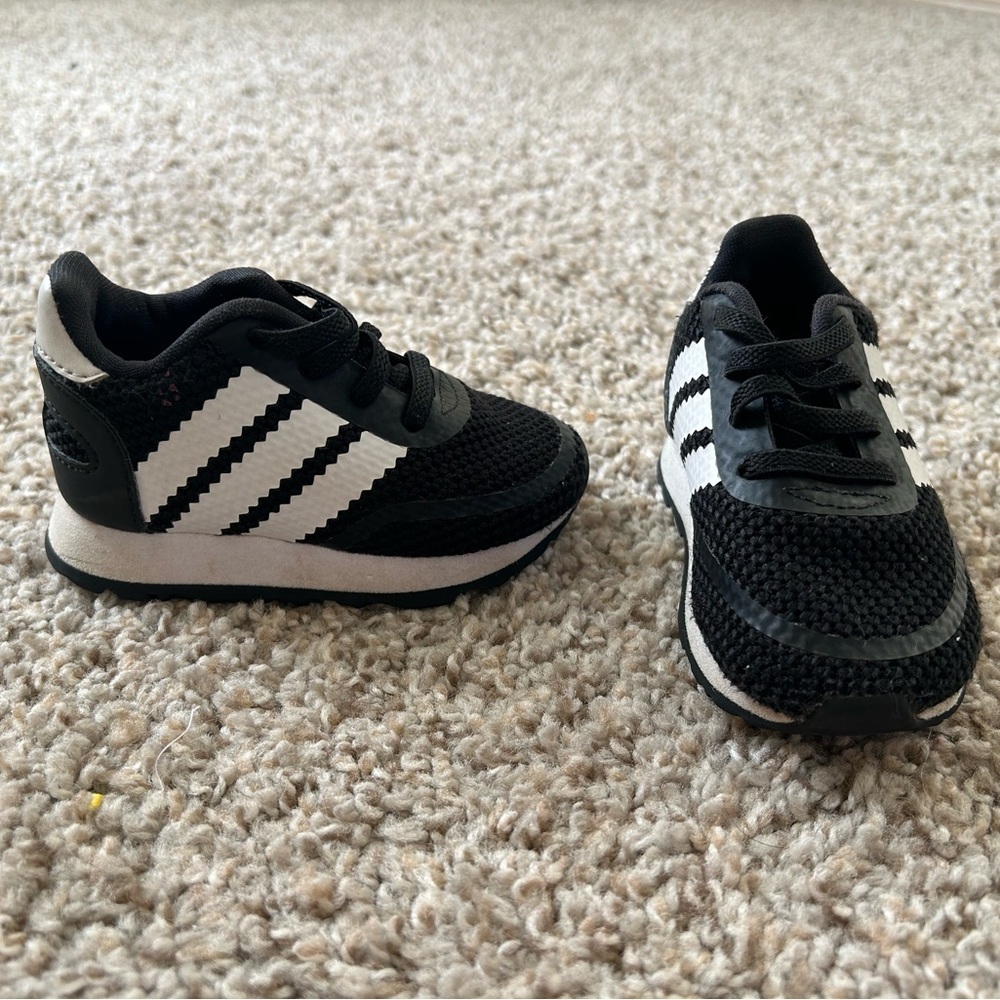 Adidas Kids Black White Athletic Sneakers Classic Stripe Design Size 4K Unisex